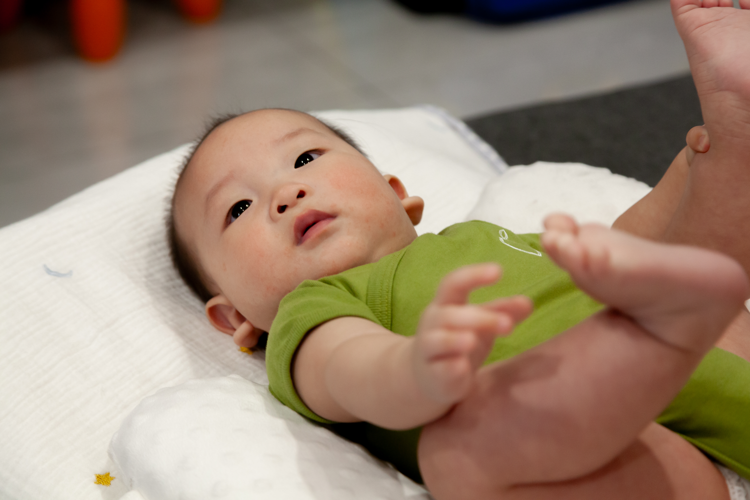 LIMAU's baby basic bodysuits consist of kimono bodysuits, short sleeve bodysuits and sleeveless bodysuits. Suitable for babies at all stages to enjoy maximum comfort and allow to move freely and comfortably.