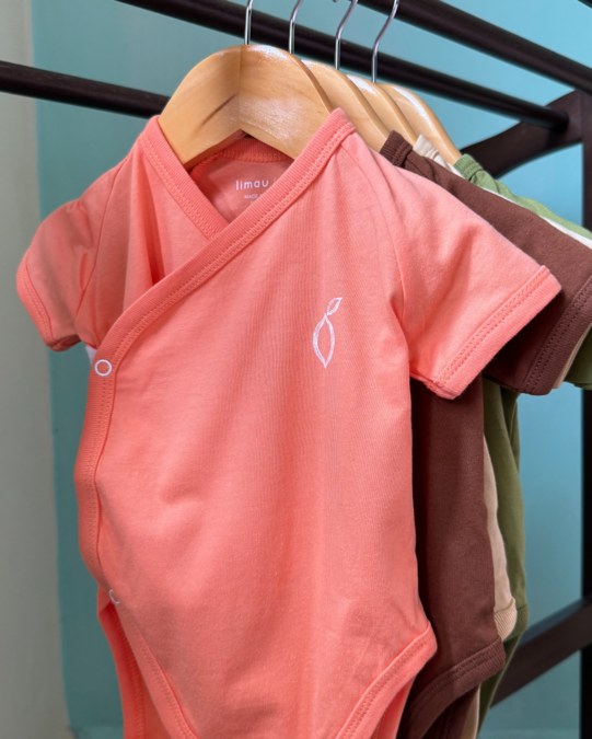 LIMAU short sleeve bodysuit is made from 100% cotton to keep your baby comfortable.