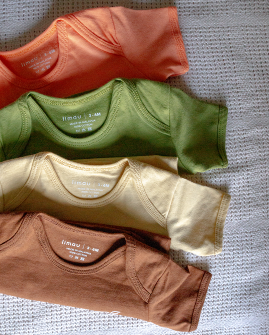 LIMAU short sleeve bodysuit is made from 100% cotton to keep your baby comfortable.