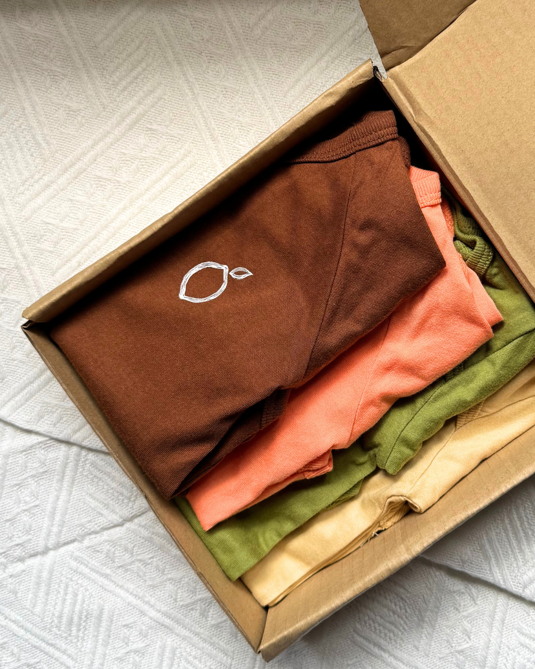 Limau's Newborn Bodysuit Starter Pack comes in a gift box, providing conveniences to gifting to expecting parents. It's made of 100% cotton, Malaysian-made, and feature unisex colours.